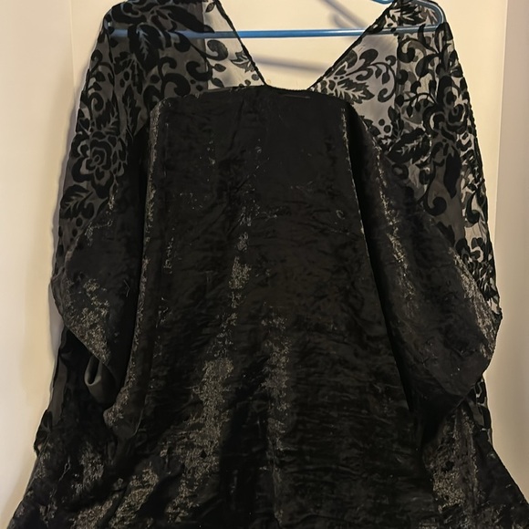 DAVID&YOUNG BLACK CRUSHED VELVET WRAP WITH ROSE&MESH DESIGN ON FRONT WTH FRINGE - Picture 7 of 9